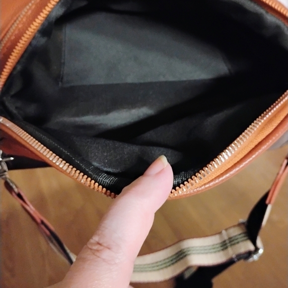 New Crossbody Bag - Unisex - Picture 6 of 8